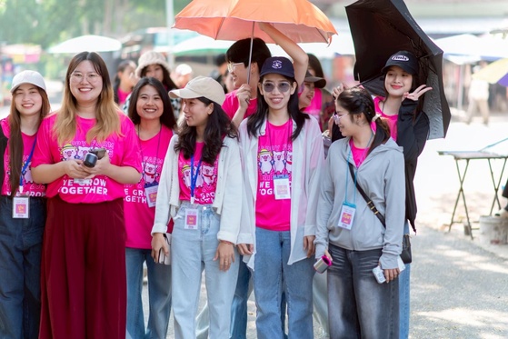 ทีมแฮปปี้ฟาร์มในเสื้อสีชมพูระหว่างกิจกรรมทริป