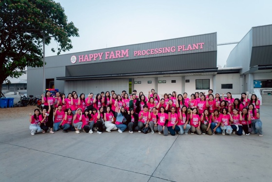 ทีมแฮปปี้ฟาร์มถ่ายภาพร่วมกันหน้าโรงงาน