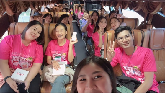 ทีมแฮปปี้ฟาร์มถ่ายภาพระหว่างเดินทางบนรถบัส